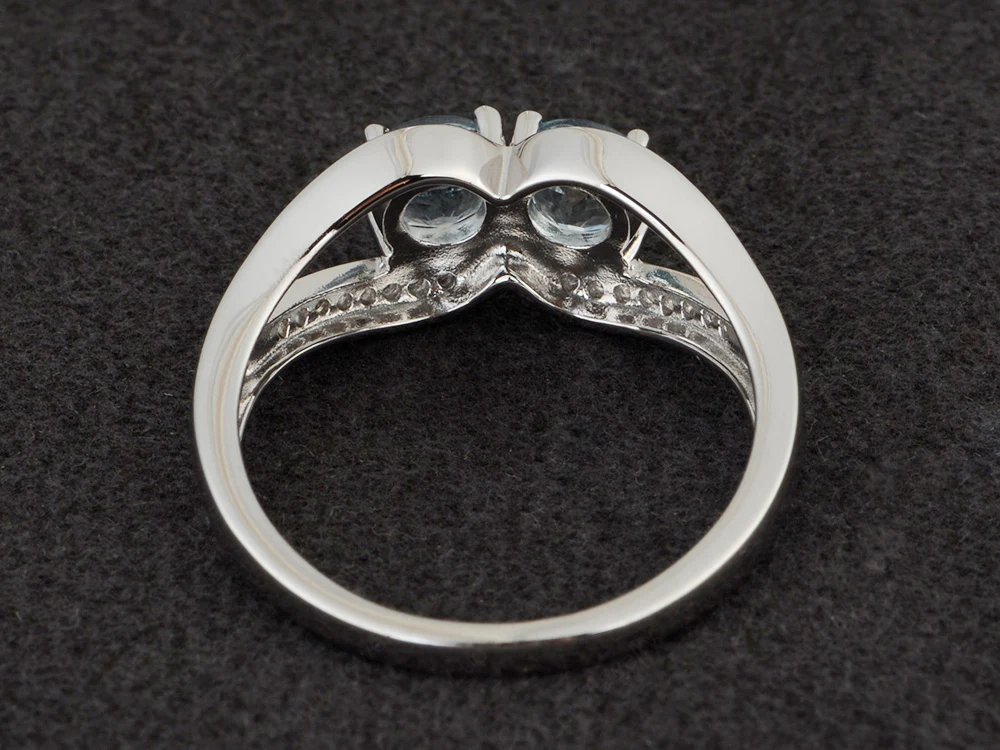 Round Aquamarine Split Shank Ring - Image 3