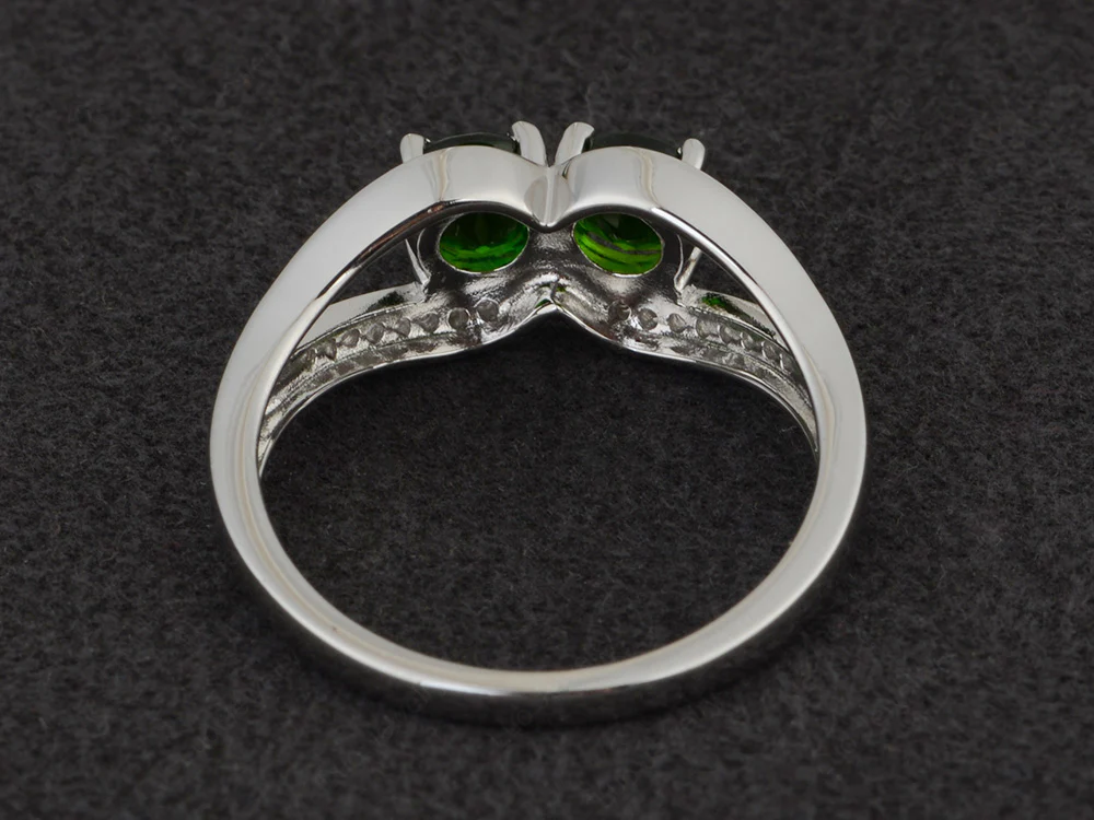Round Diopside Split Shank Ring - Image 3