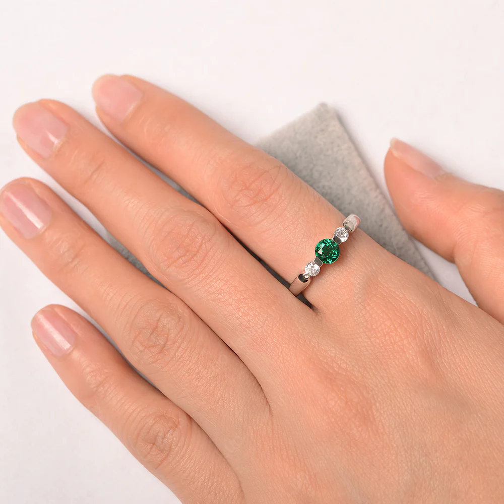 3 Stone Emerald Mothers Ring - Image 3