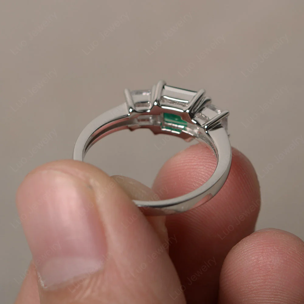 3 Stone Emerald Ring - Image 2