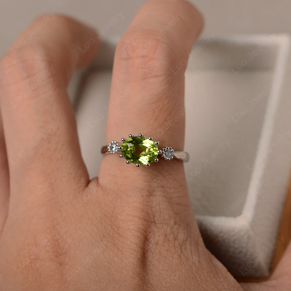 3 Stone Vintage Peridot Mothers Ring - Image 4