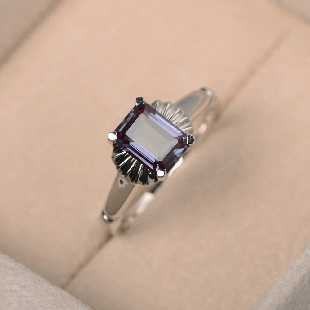 Vintage Style Alexandrite Solitaire Ring - Image 3