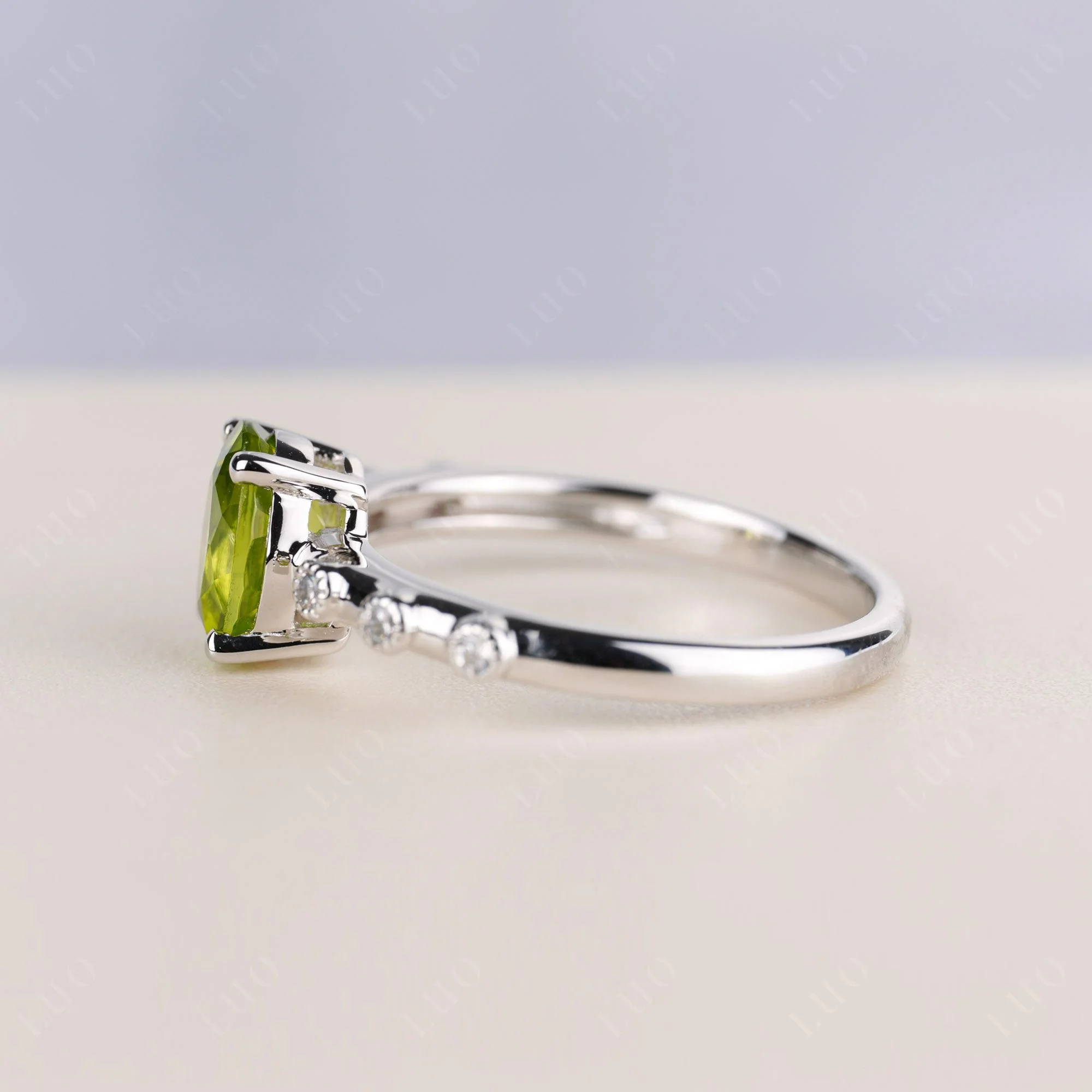 Antique Oval Cut Peridot Ring - Image 3