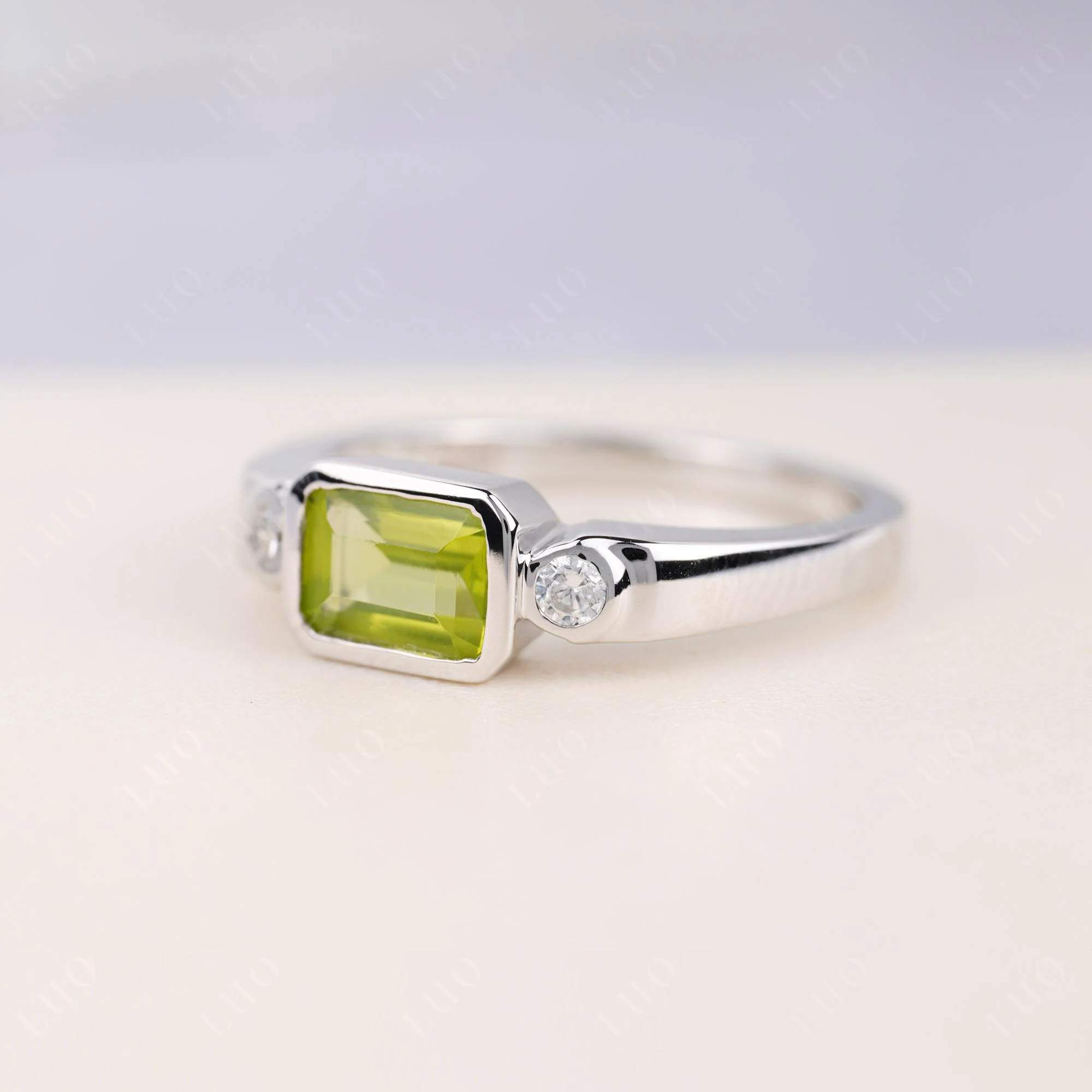 Antique Style Peridot East West Ring - Image 2