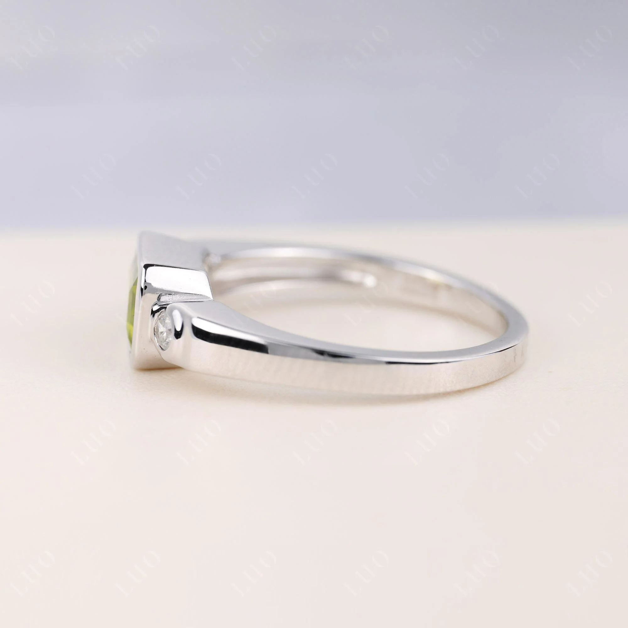 Antique Style Peridot East West Ring - Image 3
