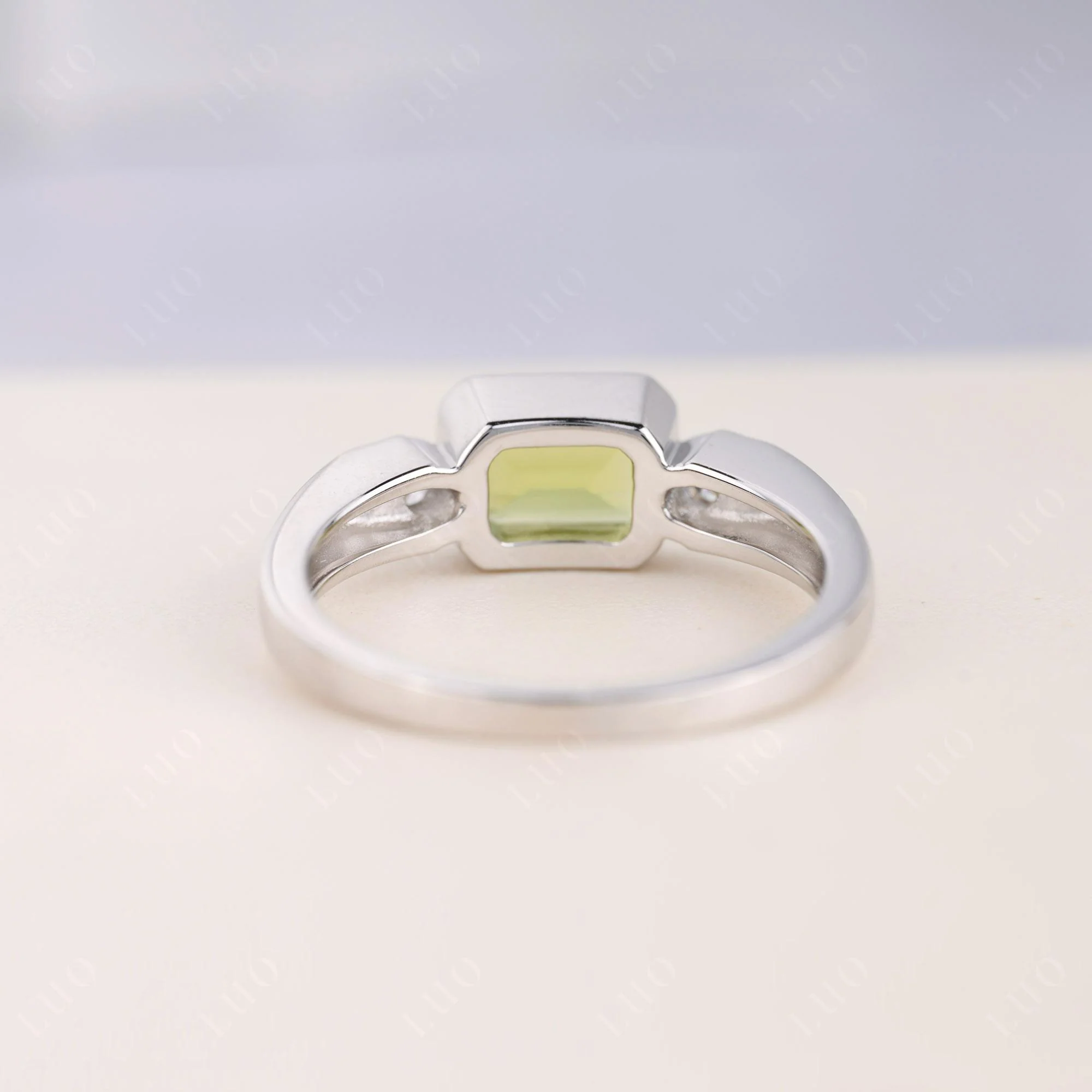 Antique Style Peridot East West Ring - Image 4