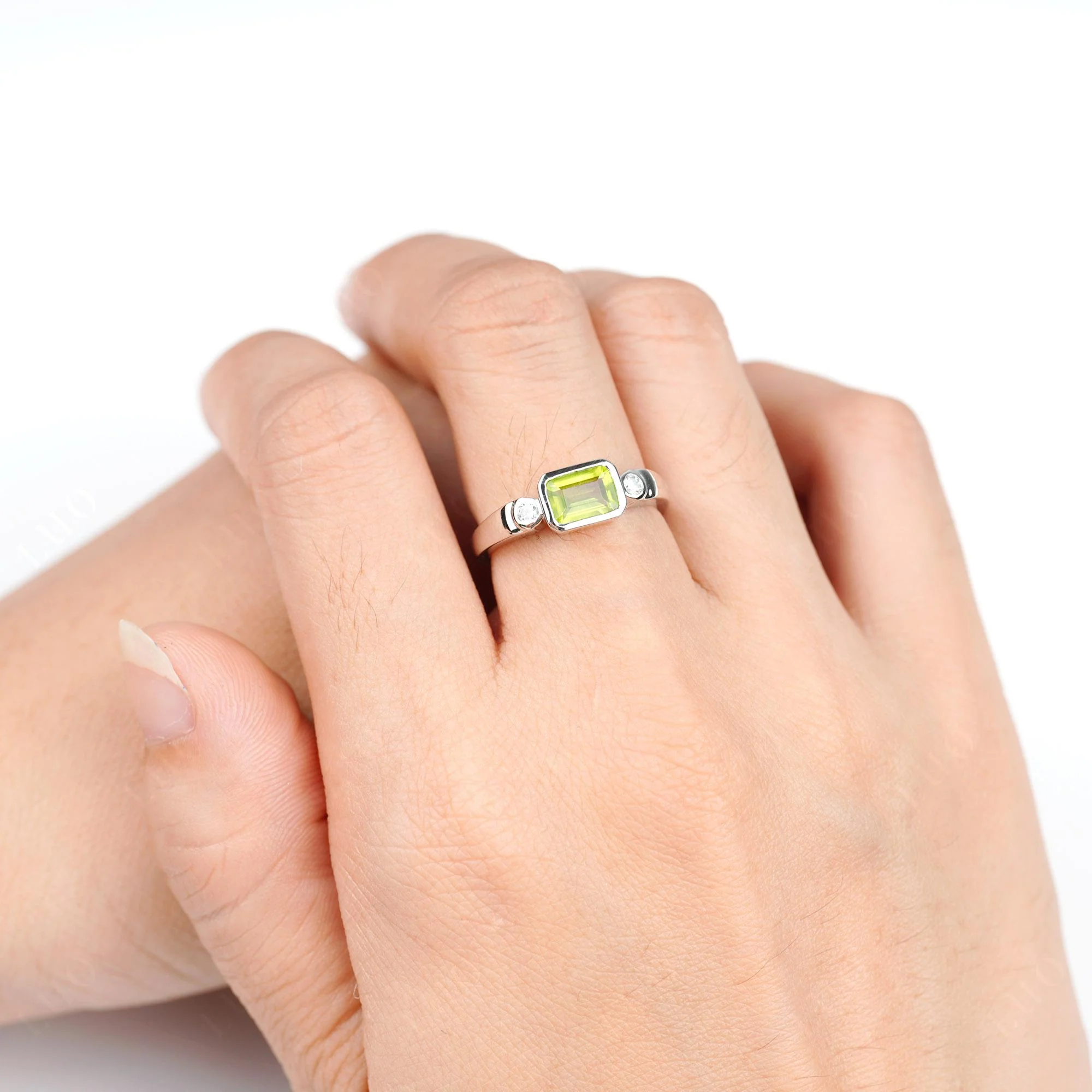 Antique Style Peridot East West Ring - Image 5