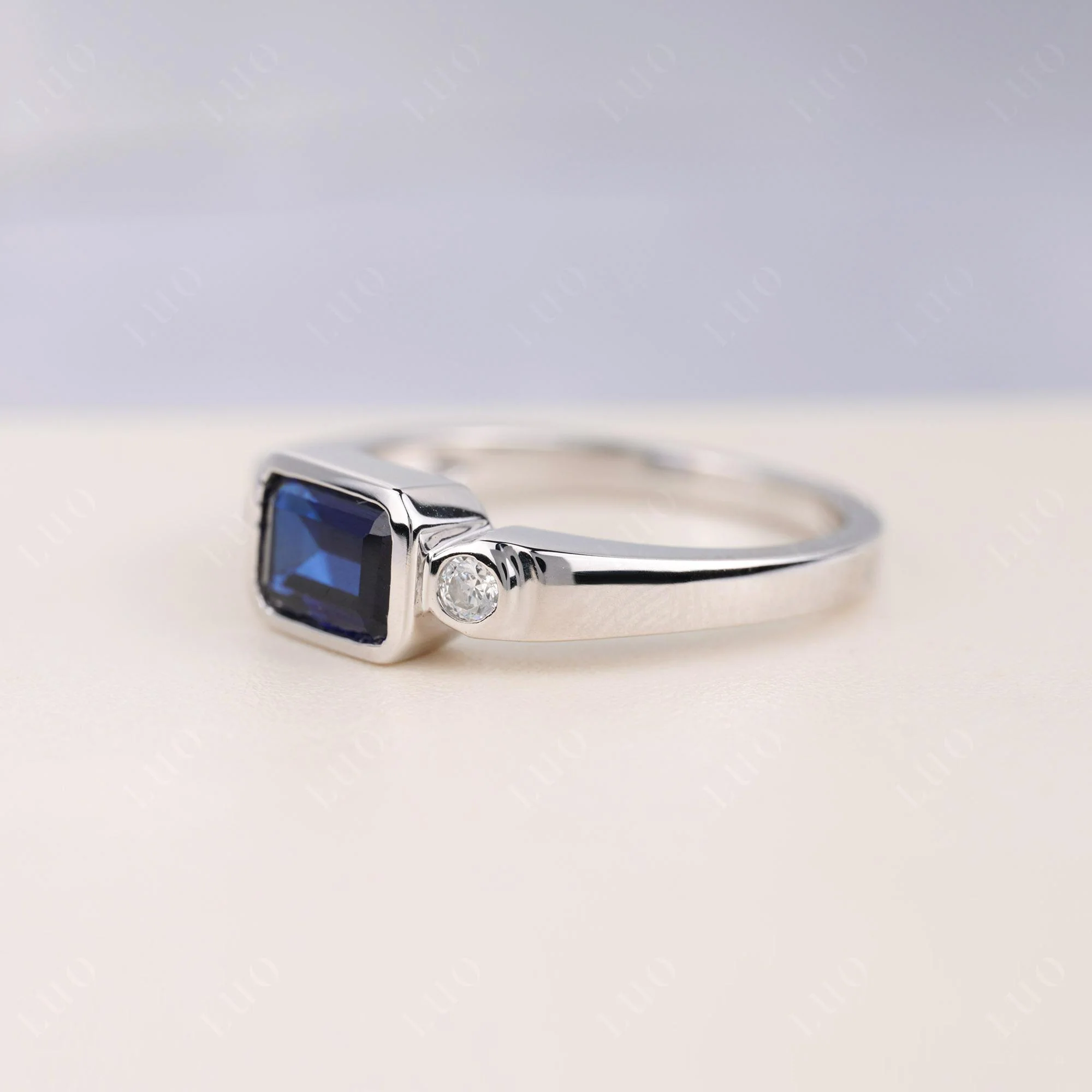 Antique Style Sapphire East West Ring - Image 2