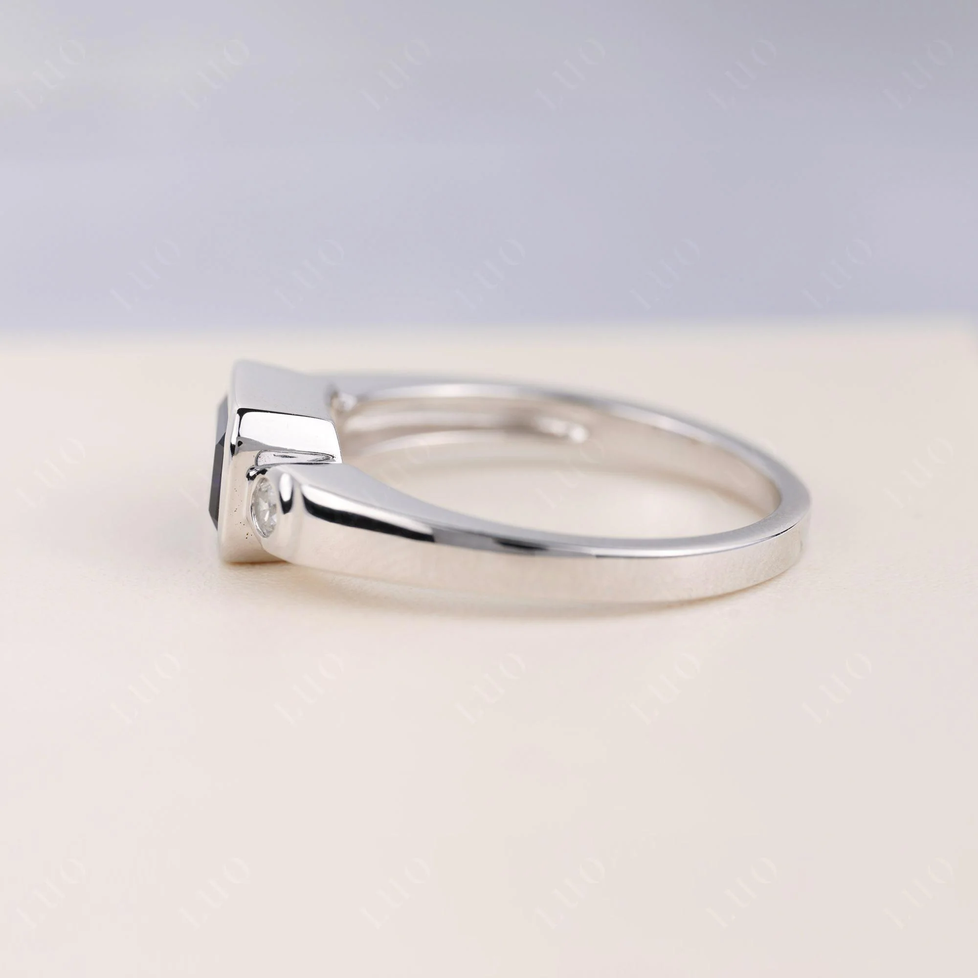 Antique Style Sapphire East West Ring - Image 3