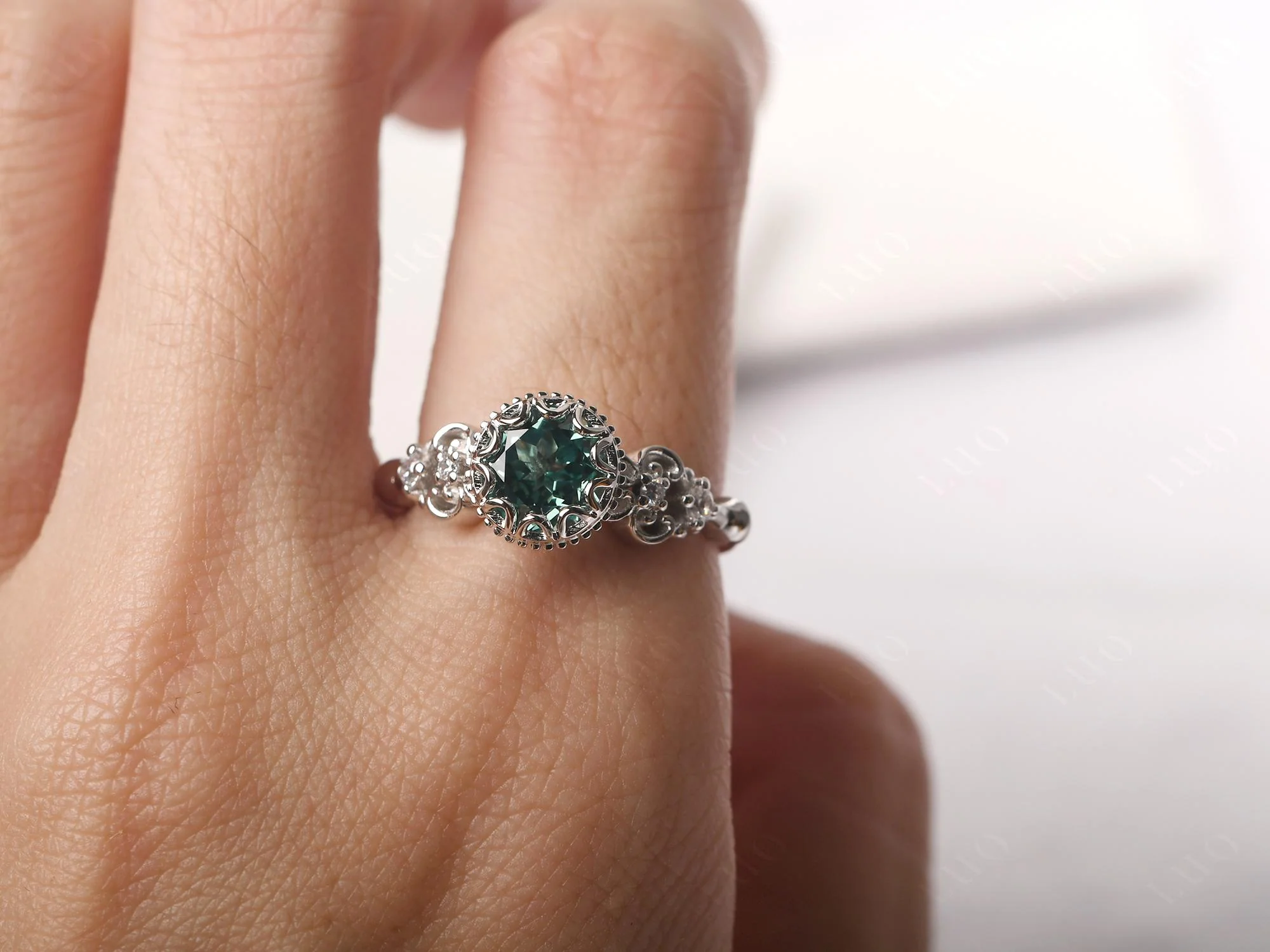 Vintage Style Green Sapphire Ring - Image 14