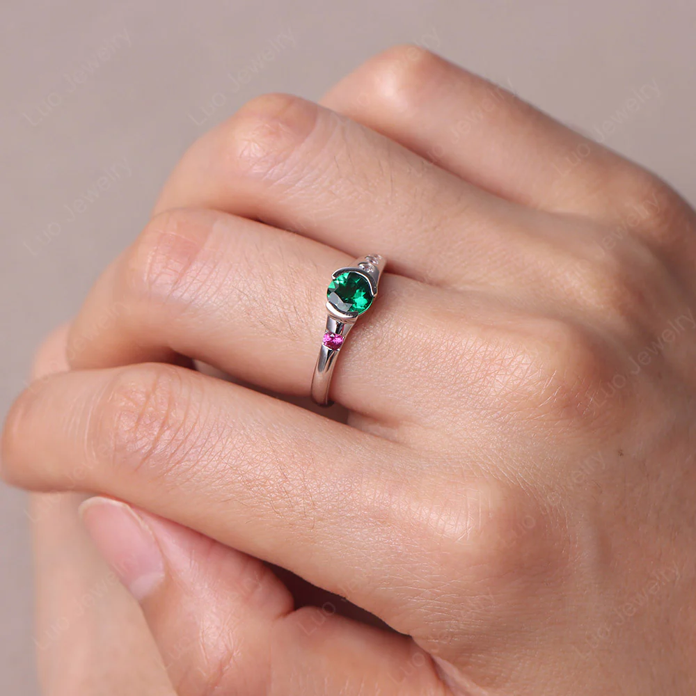 Brilliant Emerald Bezel Setting Ring - Image 5