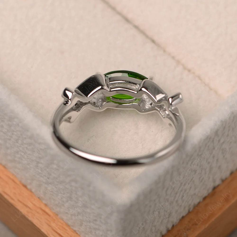 Diopside East West Criss Cross Ring - Image 3