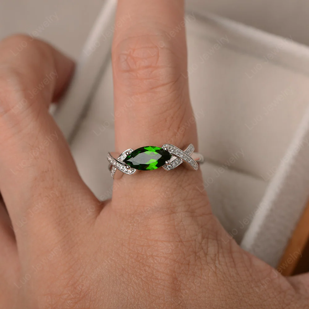 Diopside East West Criss Cross Ring - Image 4