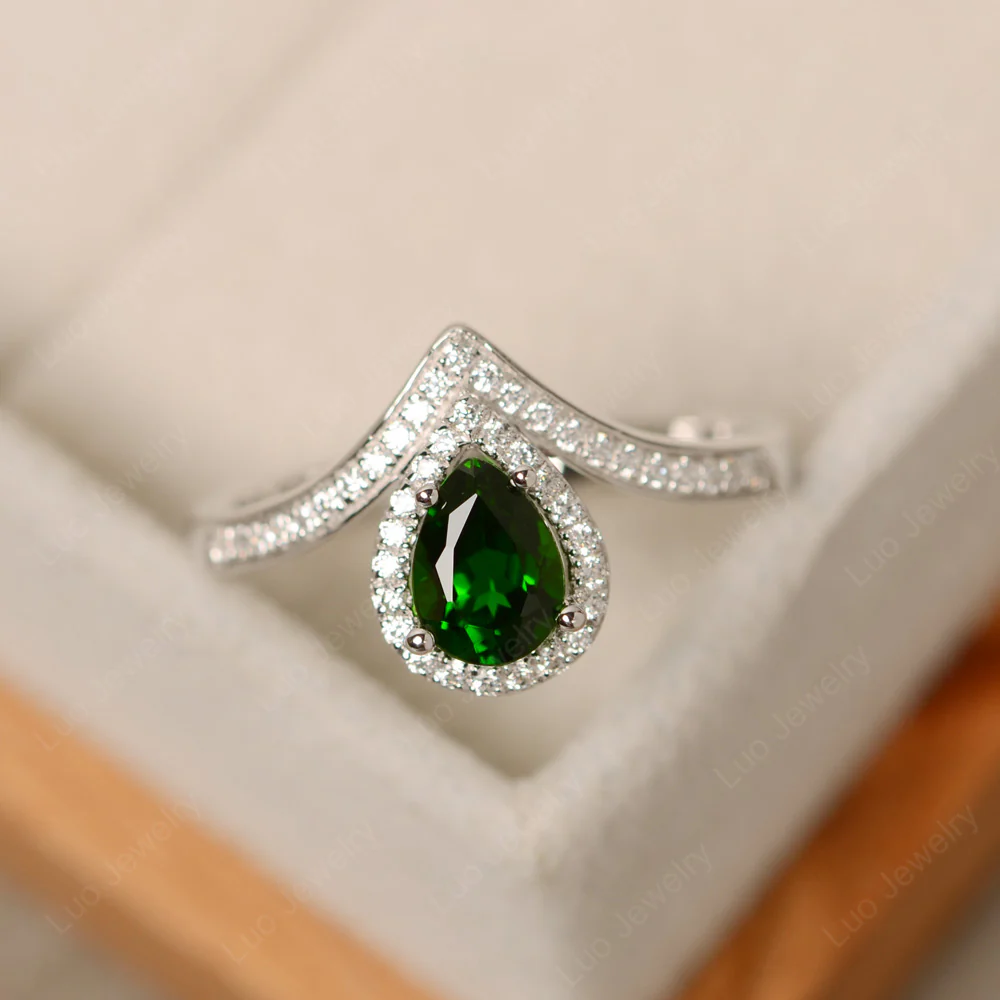 Teardrop Shaped Diopside Chevron Ring