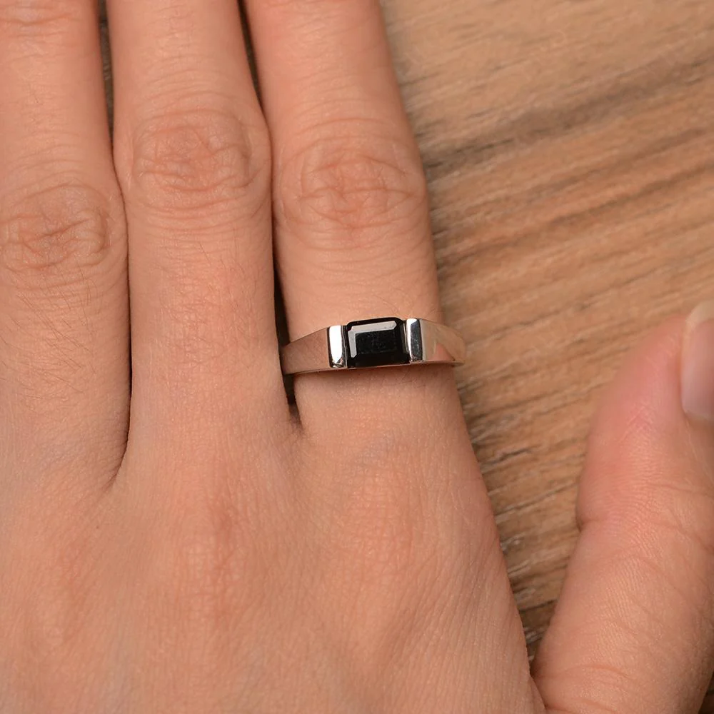 East West Black Spinel Ring - Image 13