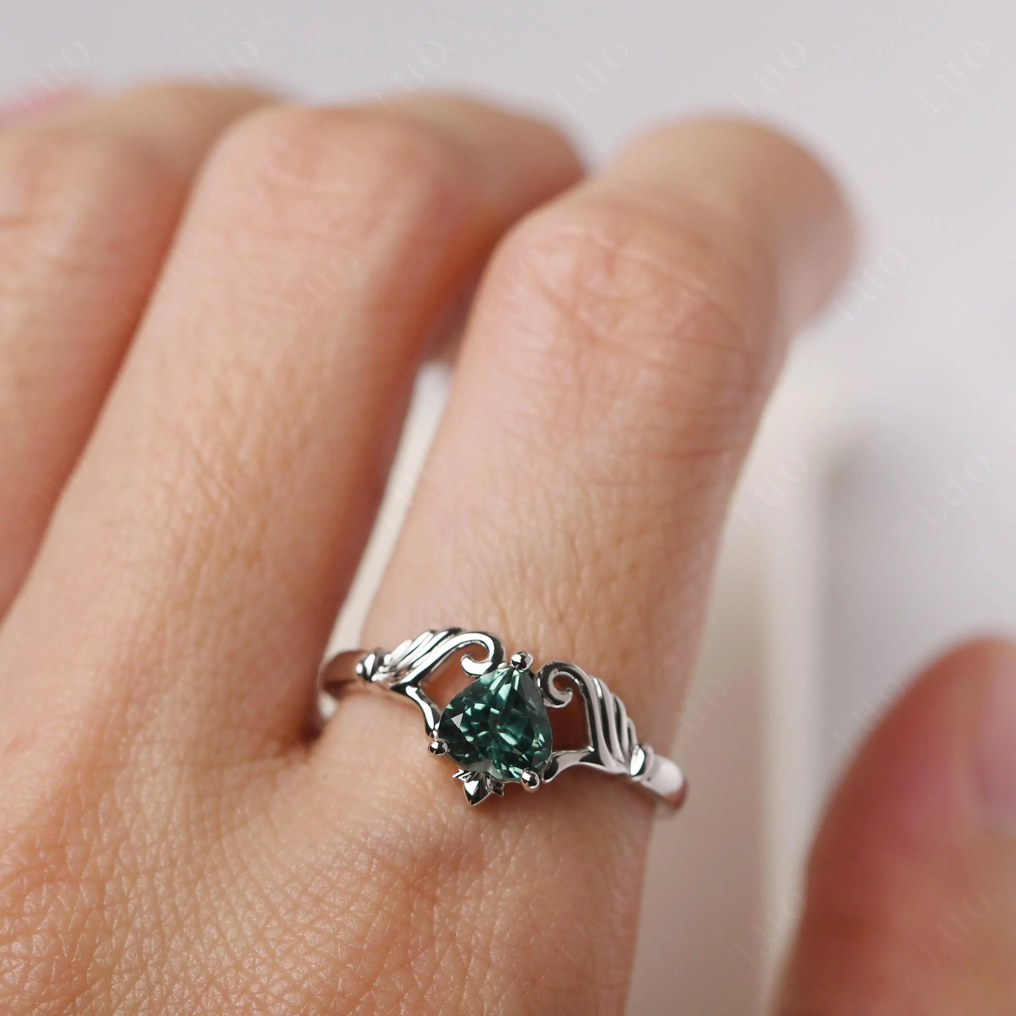 Green Sapphire Women's Claddagh Ring - Image 33