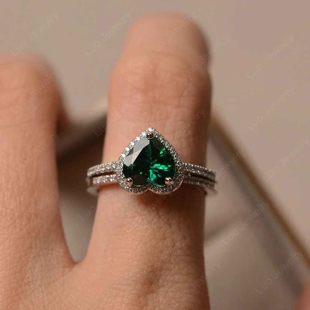 Heart Shaped Emerald Wedding Ring Set - Image 4