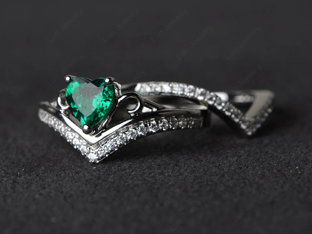 Heart Shaped Emerald Bridal Set Ring - Image 2