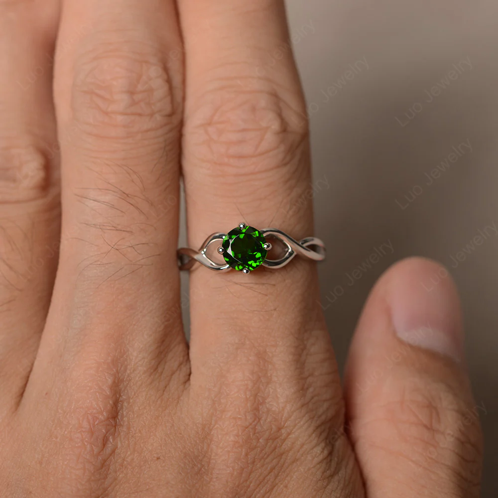 Round Diopside Twist Solitaire Ring - Image 3