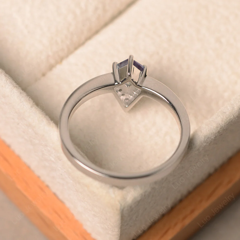 V Shaped Kite Cut Alexandrite Ring - Image 3