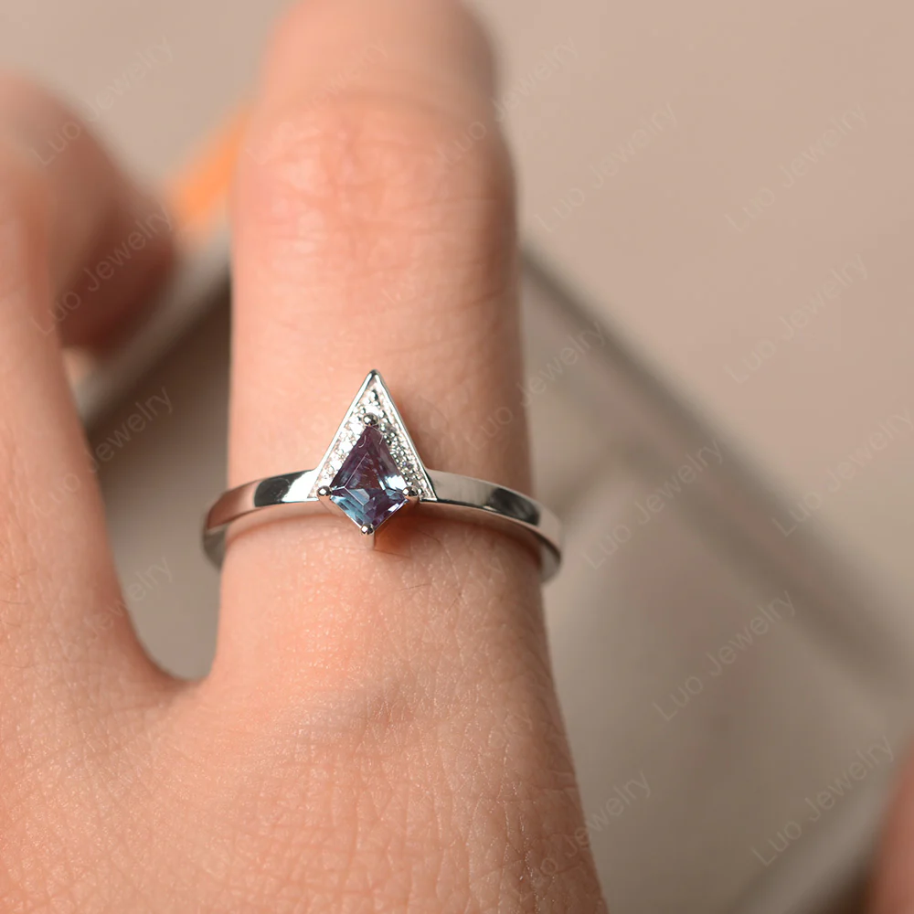 V Shaped Kite Cut Alexandrite Ring - Image 4