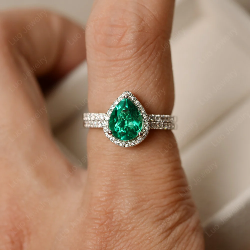 Emerald Pear Shaped Engagement Ring Set - Image 3