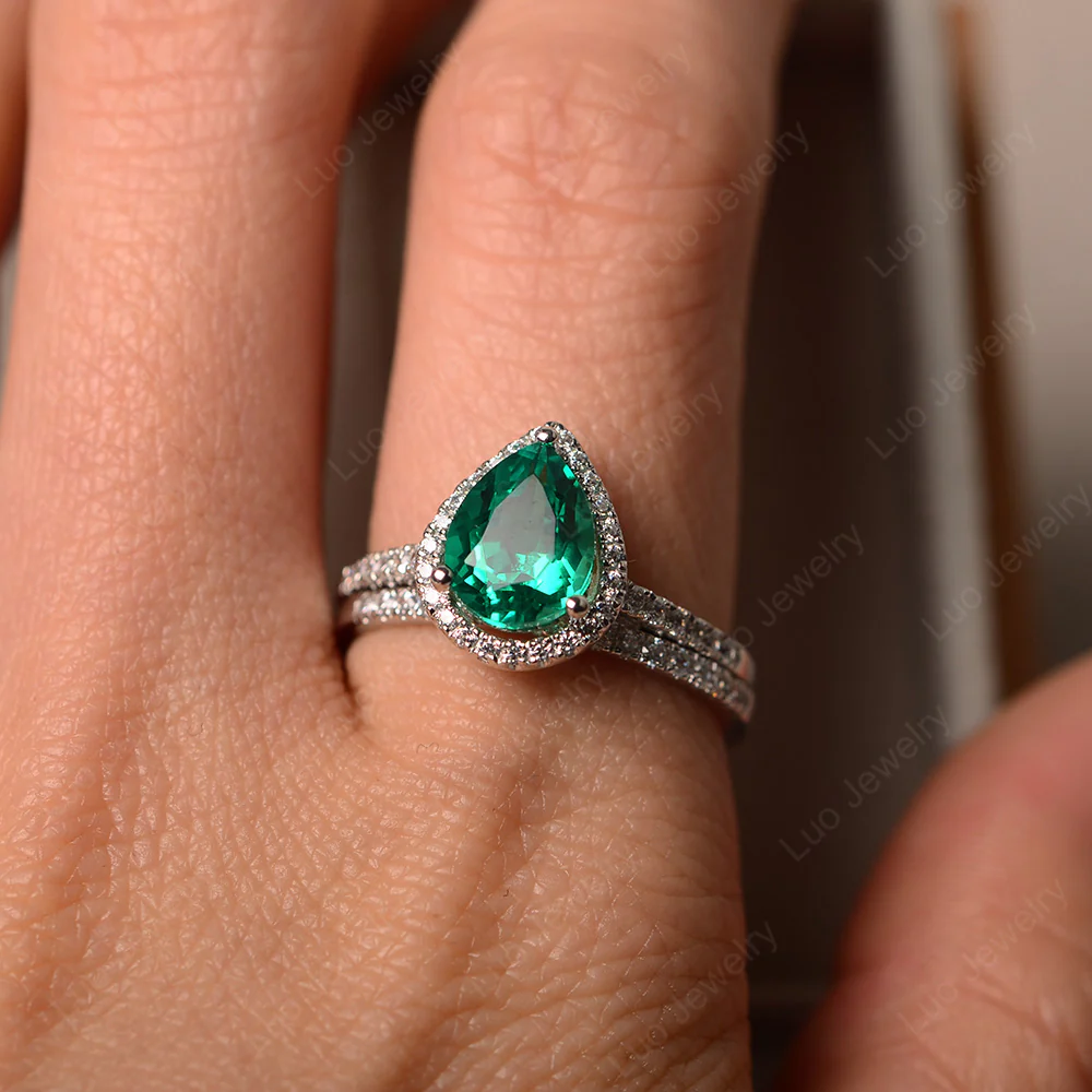 Emerald Pear Shaped Engagement Ring Set - Image 5