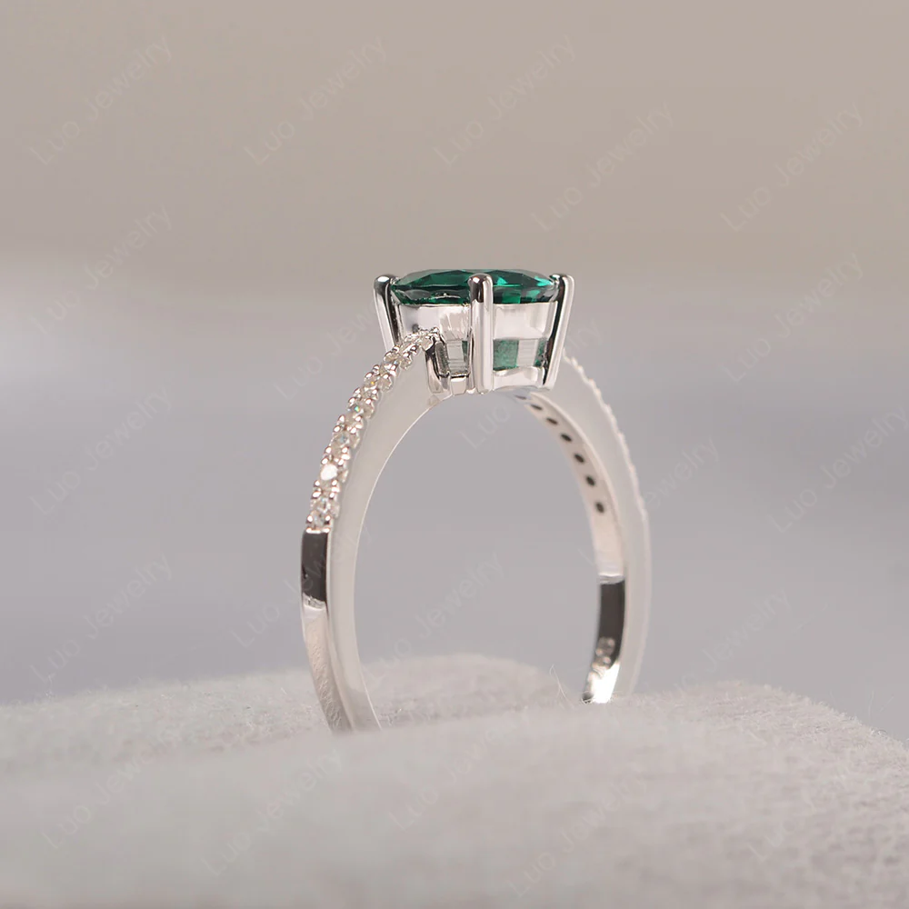 Simple Round Emerald Ring - Image 3