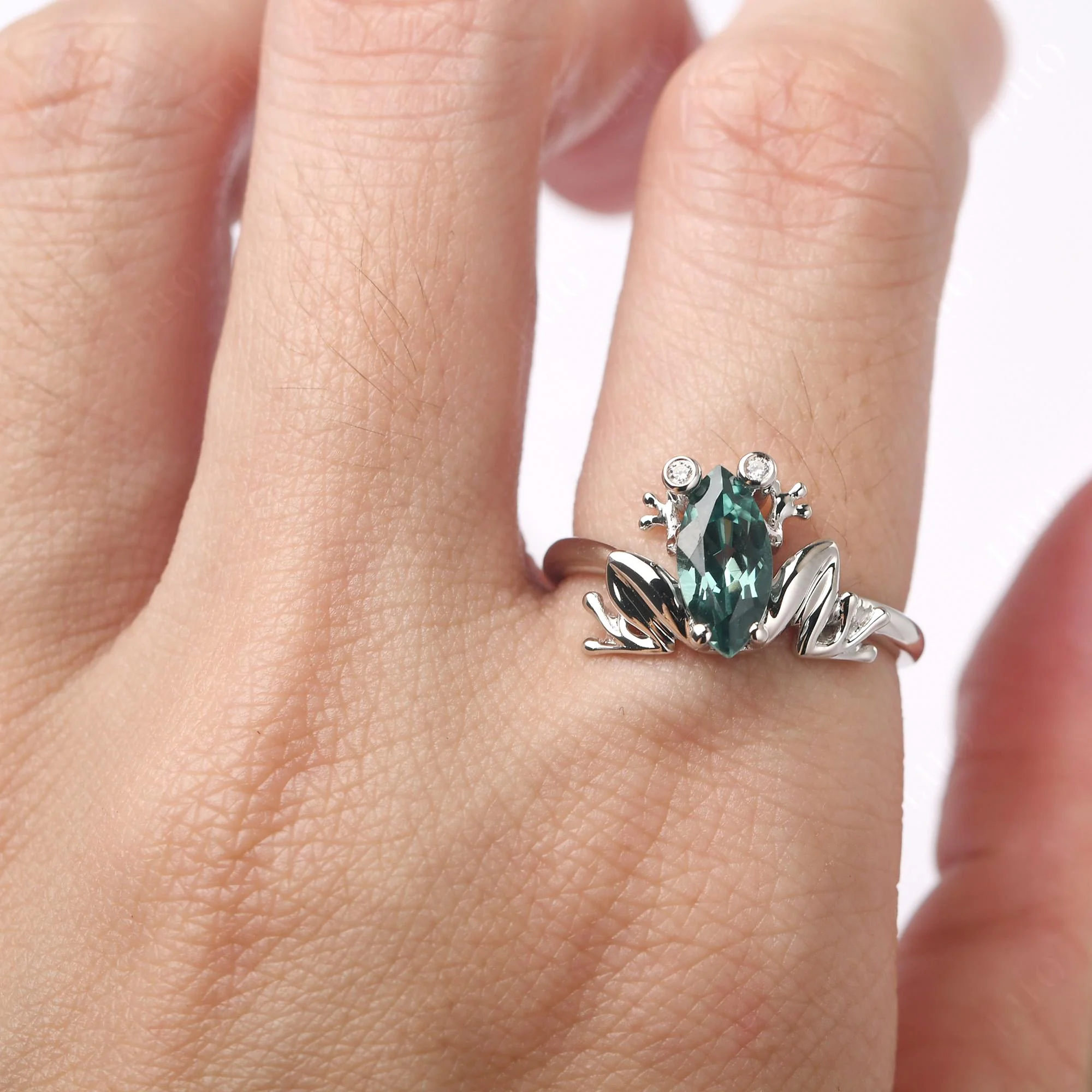 Green Sapphire Ring with Frog - Image 15