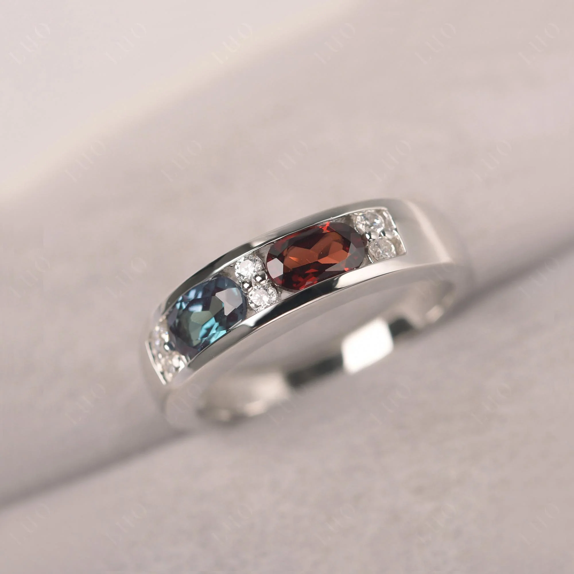 Oval Alexandrite and Garnet Ring - Image 10
