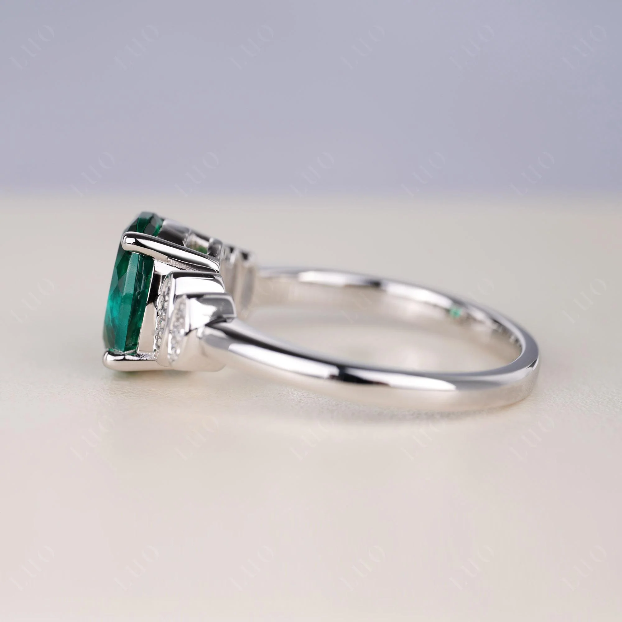 Oval Cut Simple Emerald Engagement Ring - Image 4