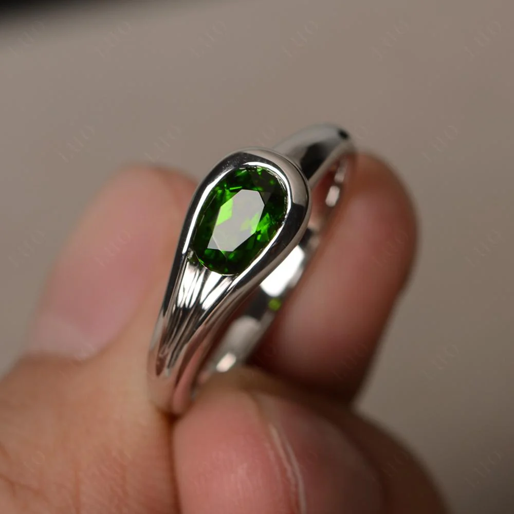 Diopside Minimalist Engagement Ring - Image 10