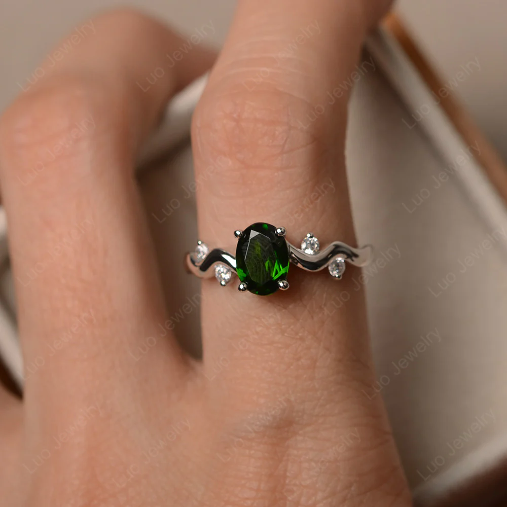 Diopside Twisty Engagement Ring - Image 4