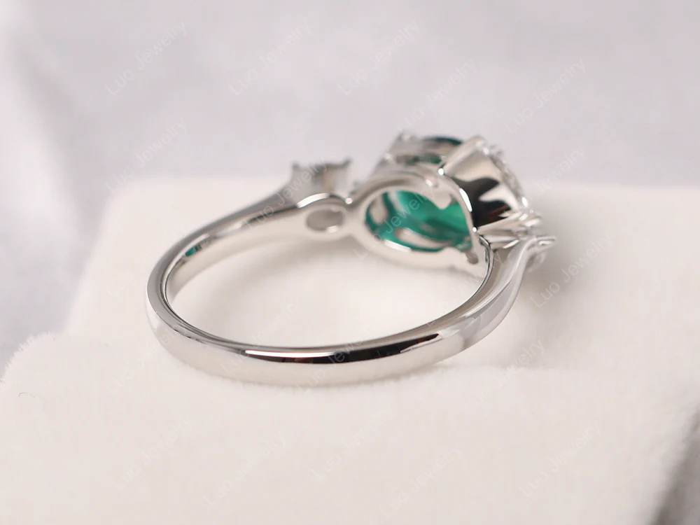 Oval Emerald Cluster Ring - Image 3
