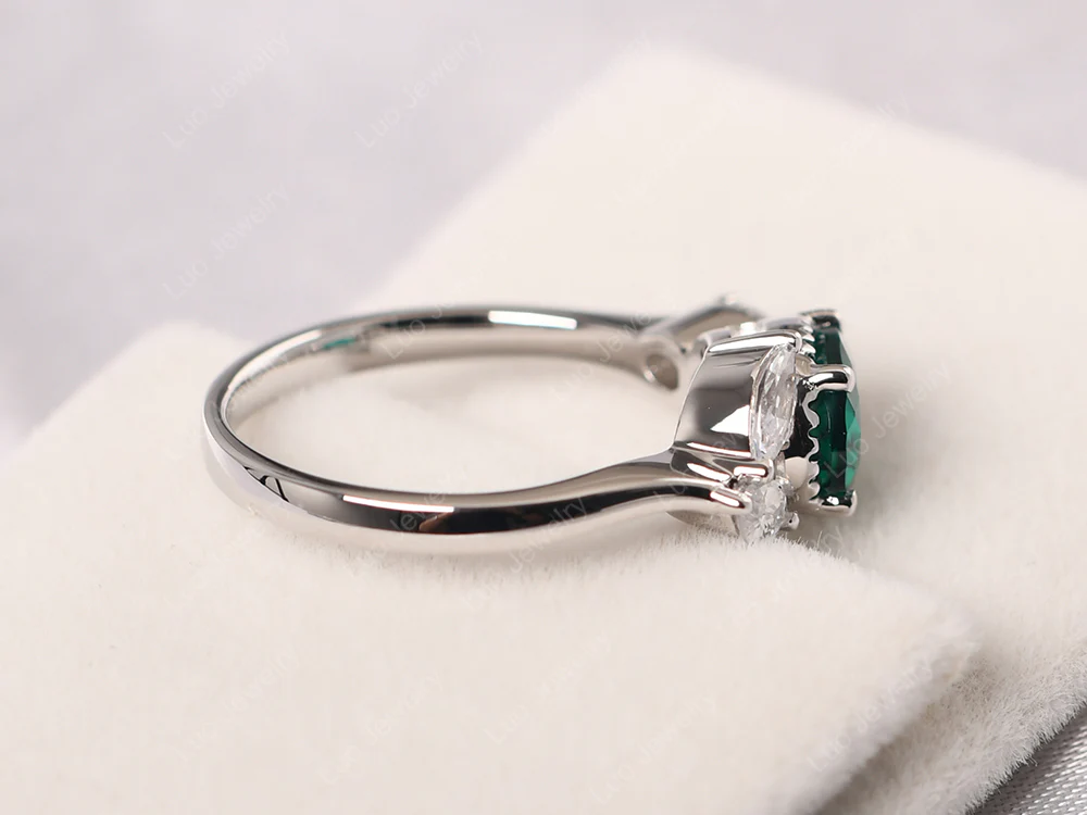 Oval Emerald Cluster Ring - Image 4