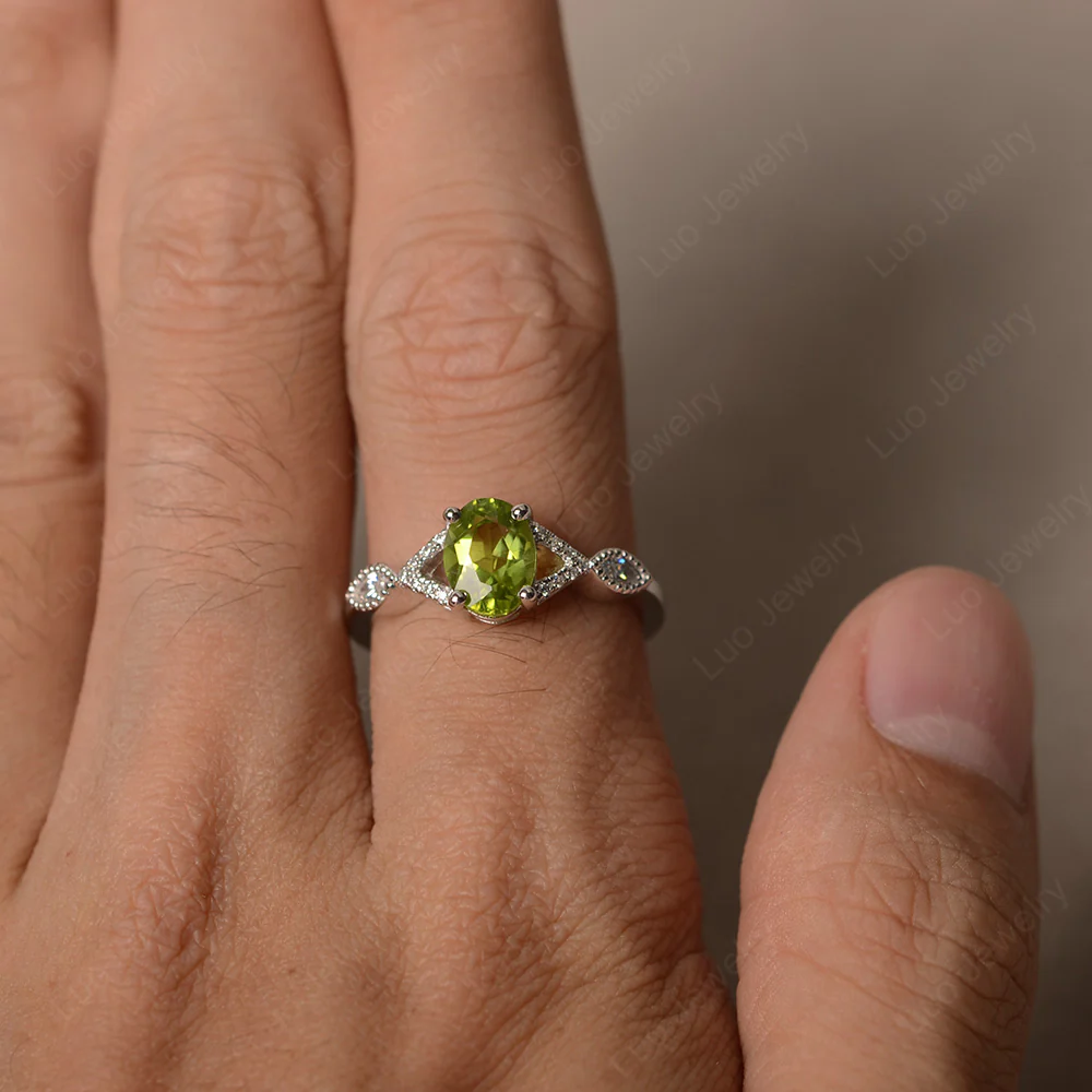Oval Peridot Split Shank Ring - Image 3