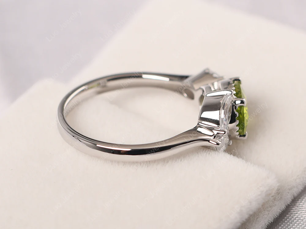 Oval Peridot Cluster Ring - Image 4