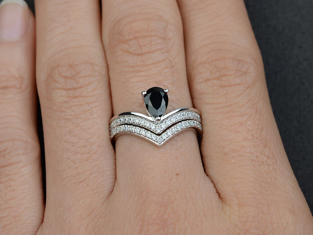 Black Spinel Chevron Wedding Ring Set - Image 5