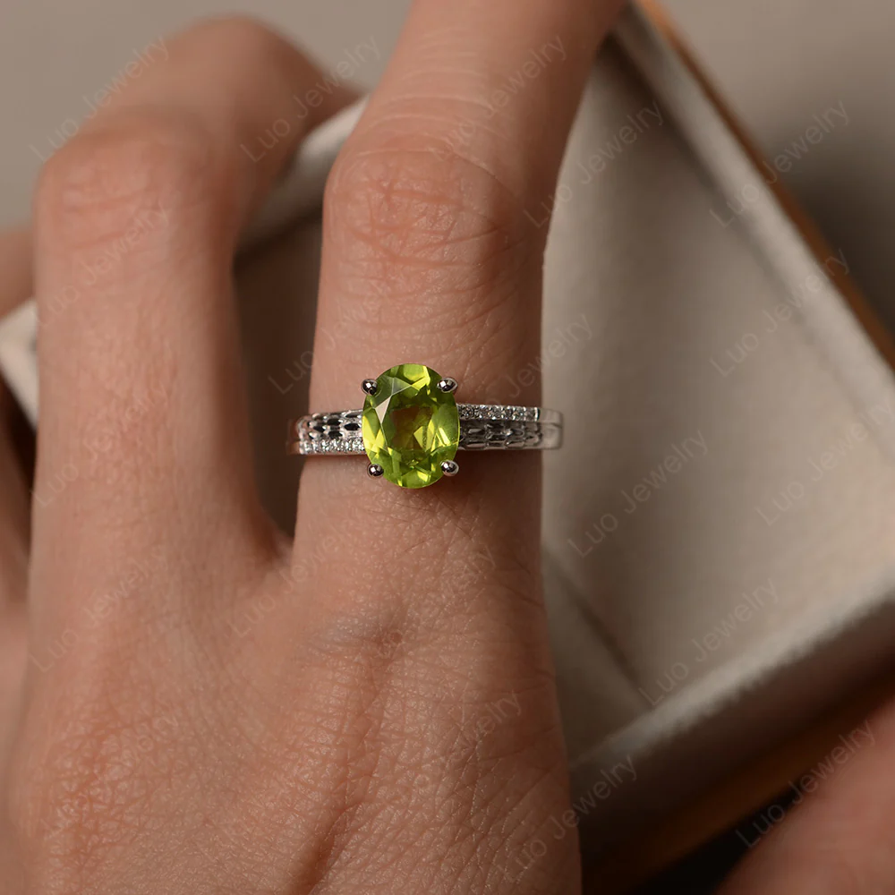Vintage Style Oval Cut Peridot Ring - Image 4