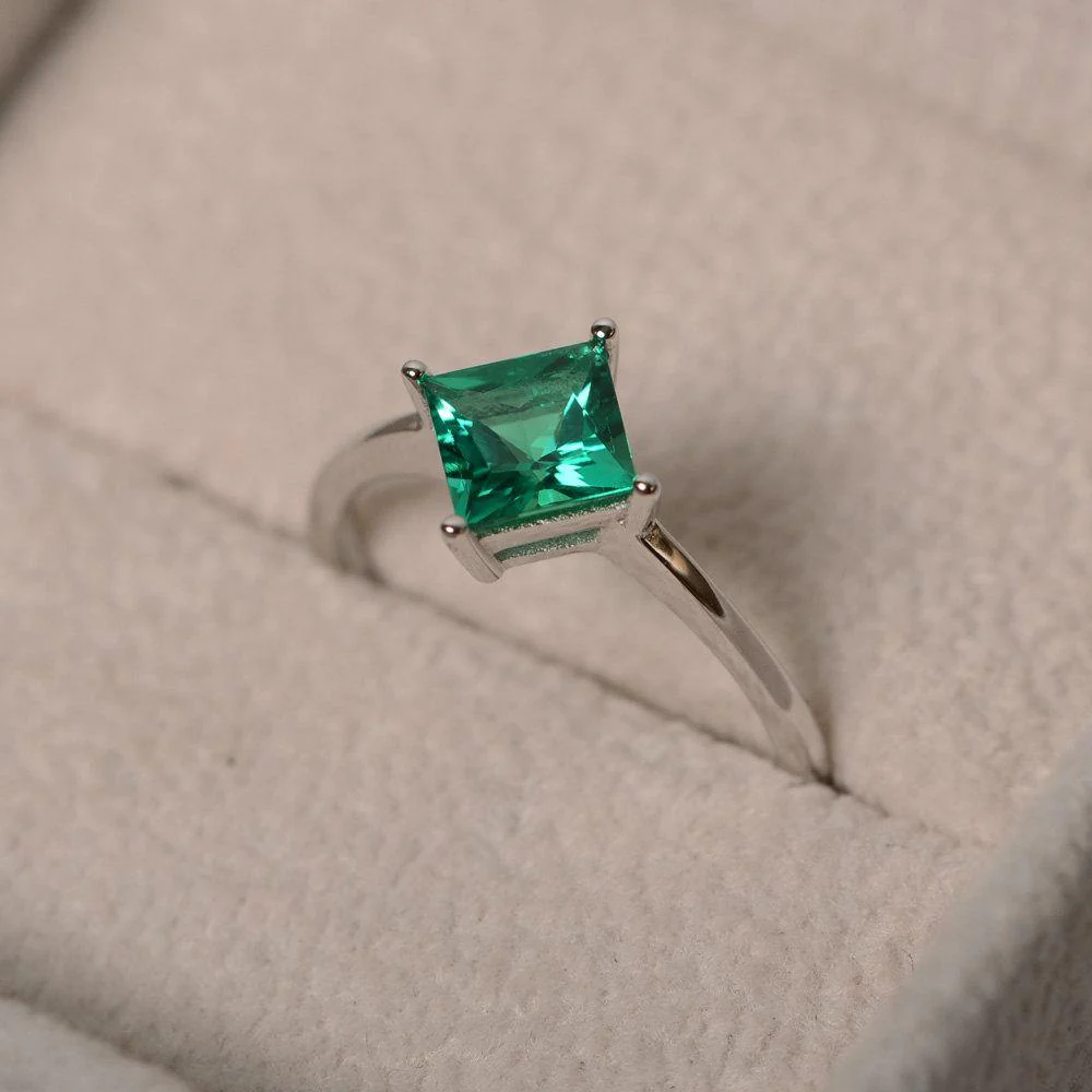 Emerald Kite Set Solitaire Ring - Image 4