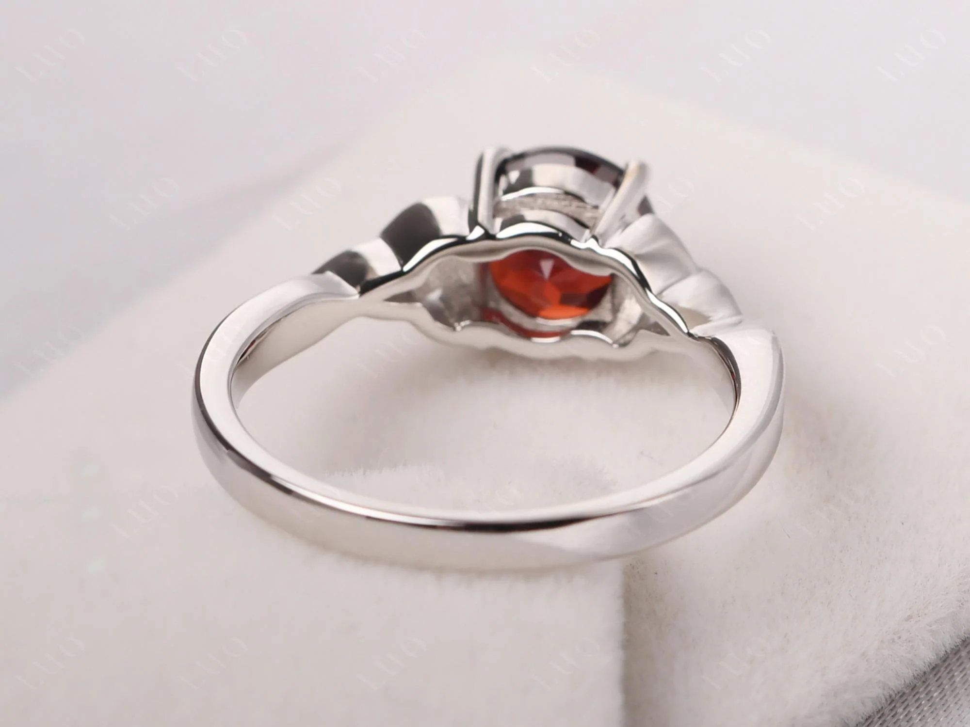 Round Cut Garnet Celtic Ring - Image 31
