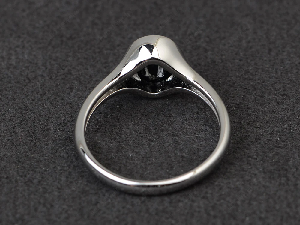 Simple Oval Bezel Set Black Spinel Ring - Image 3