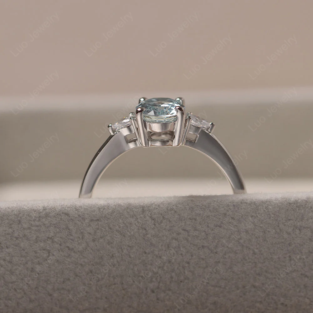 Simple Oval Cut Aquamarine Ring - Image 4
