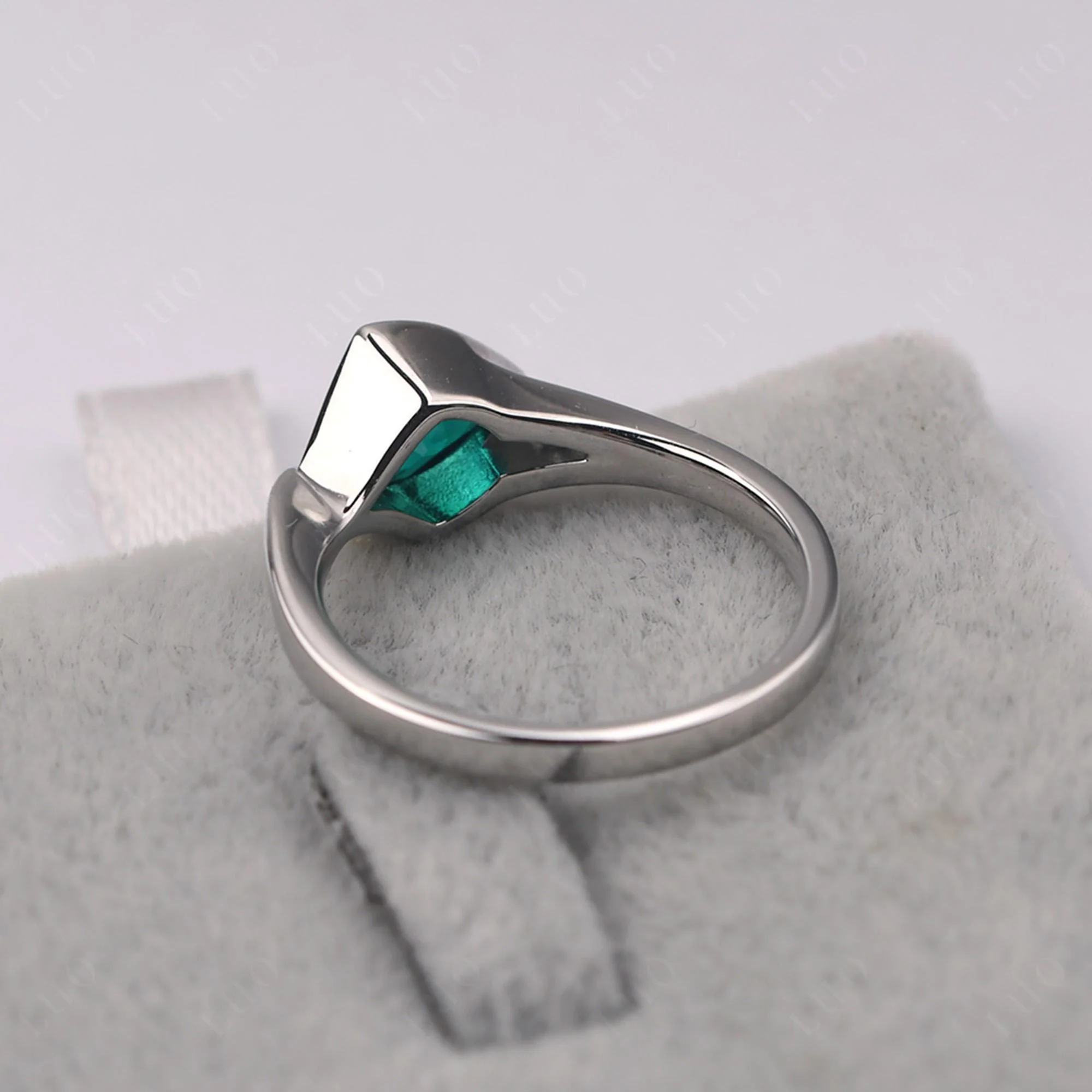 Trillion Cut Simple Emerald Ring - Image 12