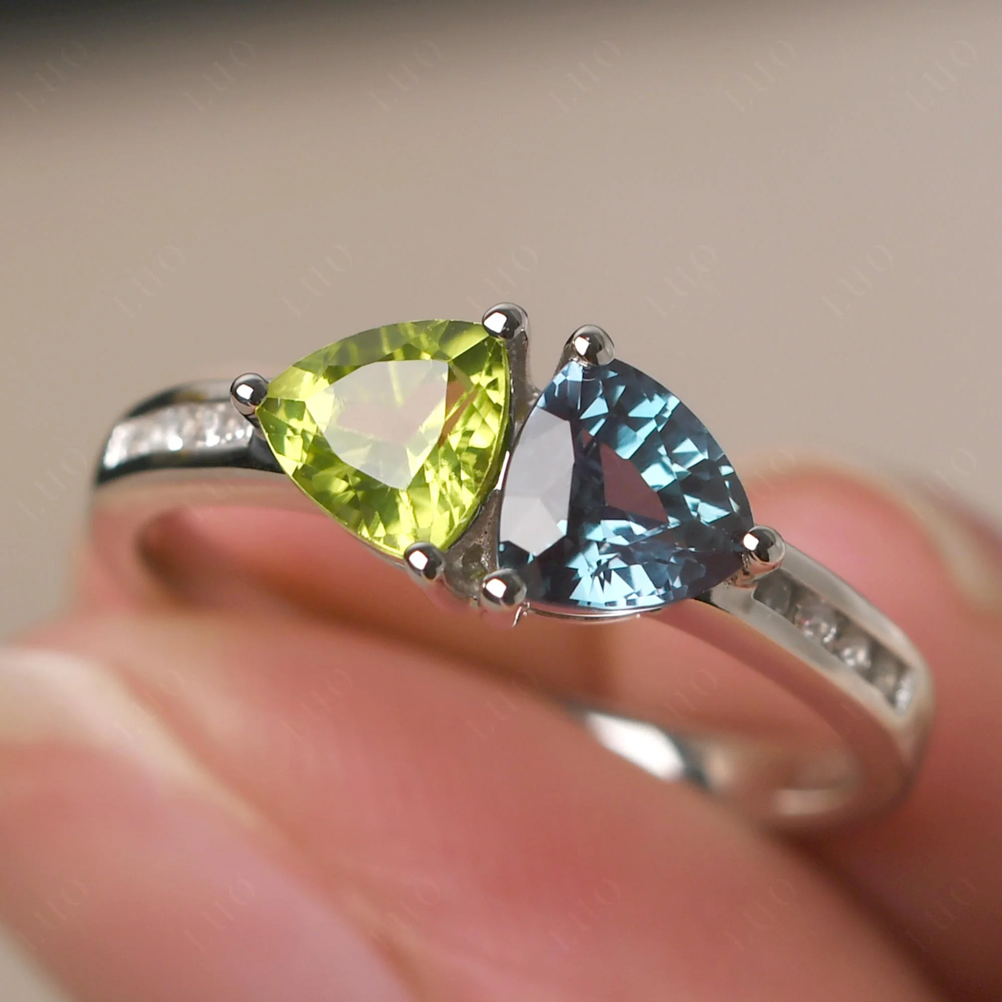 Trillion Cut Alexandrite and Peridot Ring - Image 11