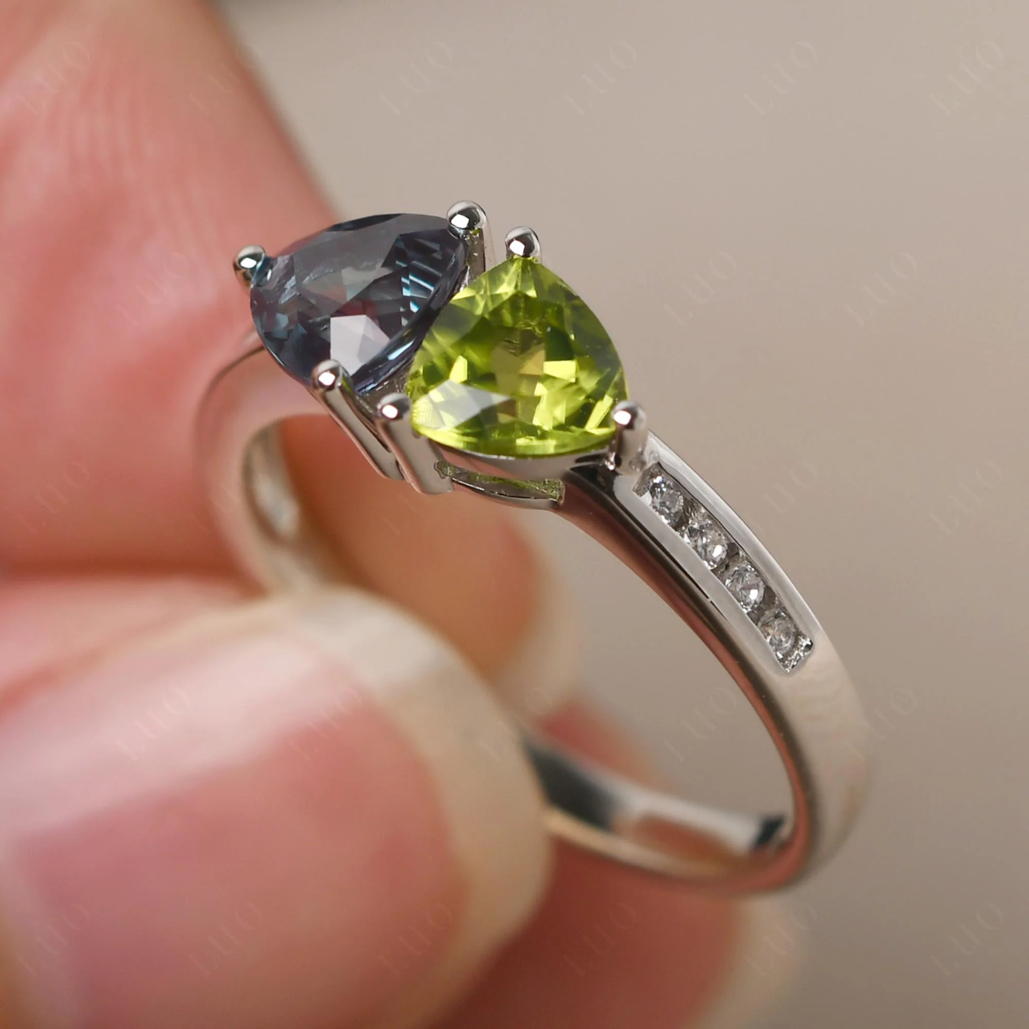 Trillion Cut Alexandrite and Peridot Ring - Image 12