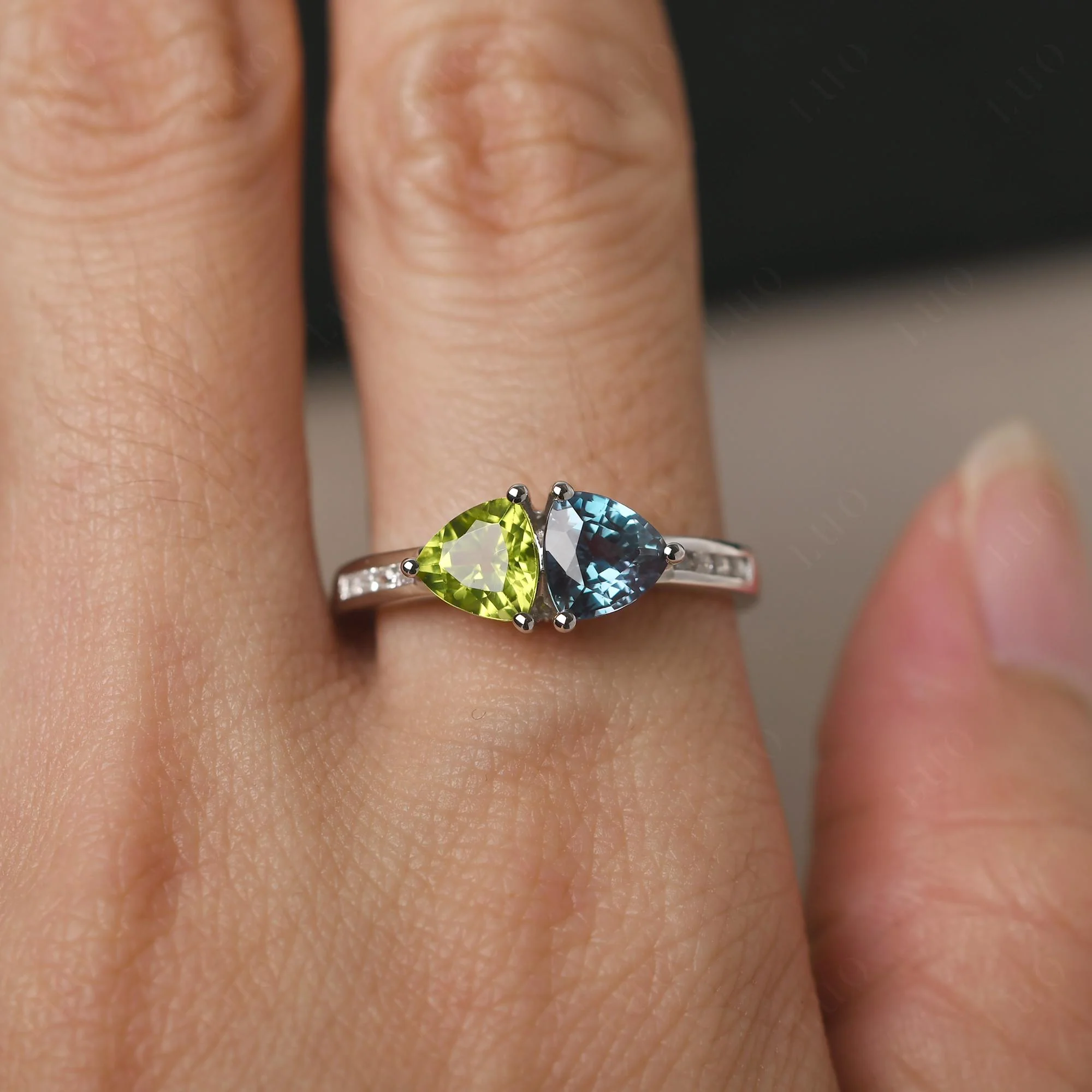Trillion Cut Alexandrite and Peridot Ring - Image 15