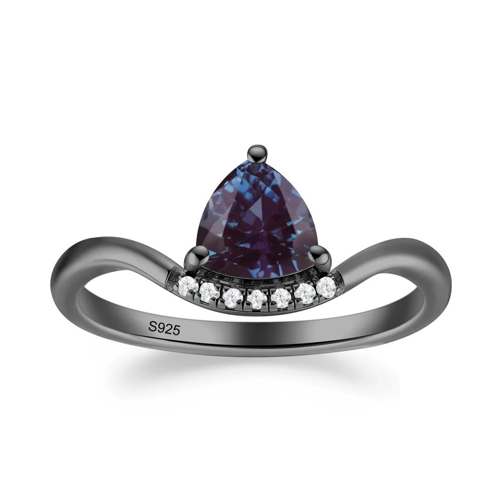 Unique Trilliant Cut Alexandrite Ring - Image 3
