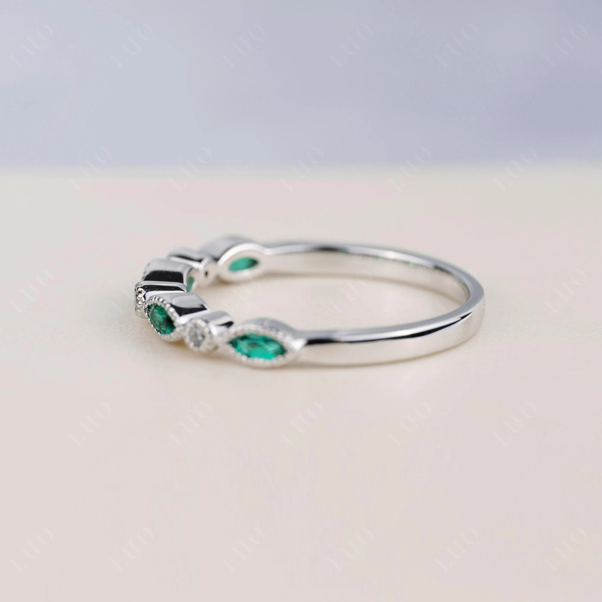 Vintage Emerald Wedding Band Ring - Image 3