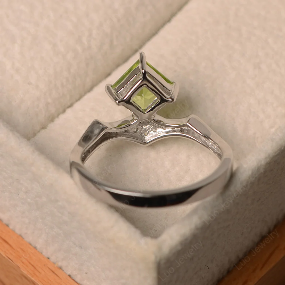 Vintage Kite Set Princess Cut Peridot Ring - Image 3